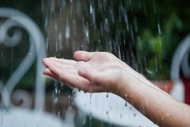 Agua cayendo sobre manos