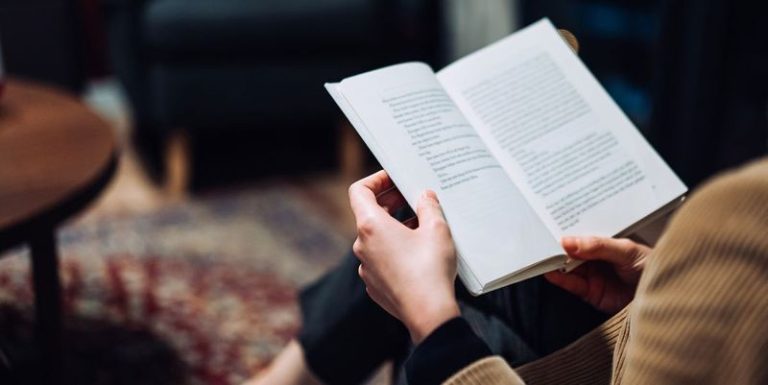 celebra leyendo un libro
