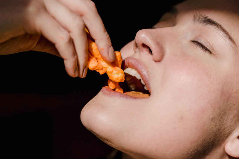 el placer culpable de comer cheetos
