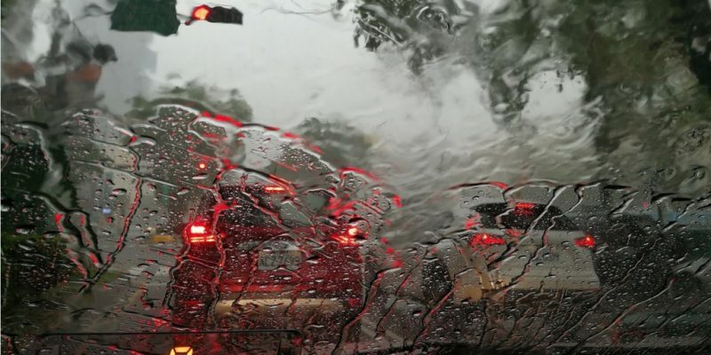 autos en el tráfico por temporada de lluvias